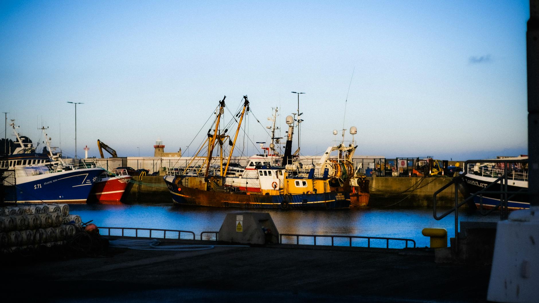 Pomnik rybaka przy wejściu do portu. Nowa rzeźba w Kołobrzegu