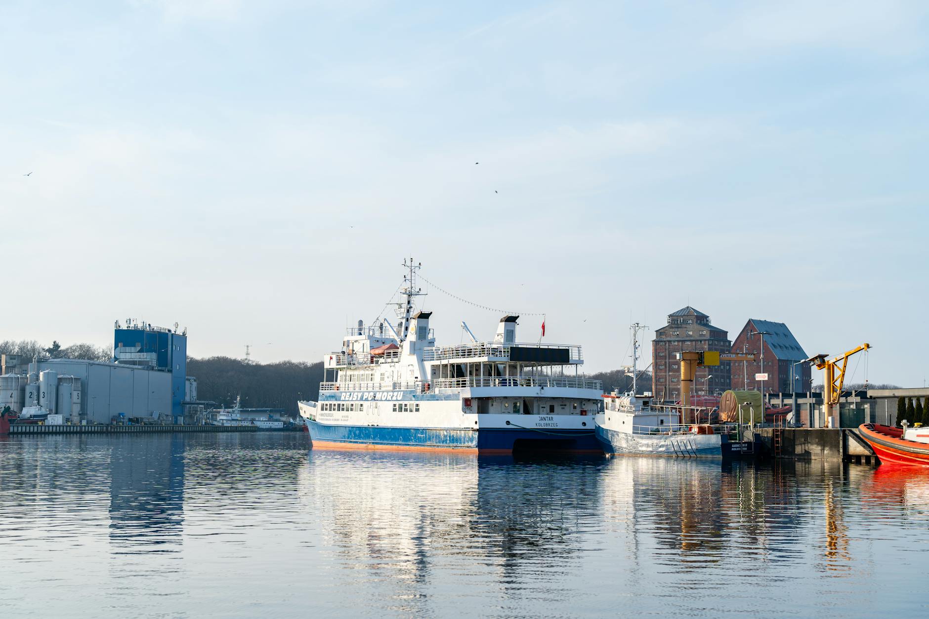 Grafika przedstawiająca zegar symbolizujący kolejki do specjalistów w Kołobrzegu, z naciskiem na kardiologię